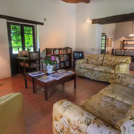 בית נופש Luxurious Farmhouse In With Garden אומברטידה