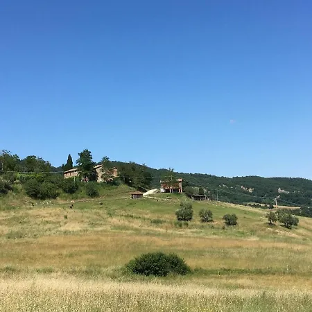 בית נופש Luxurious Farmhouse In With Garden אומברטידה